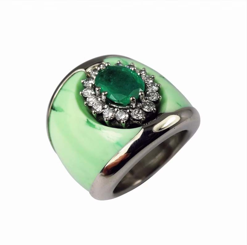 Smaragd- und Diamantring mit hellgrünem Emailleband.