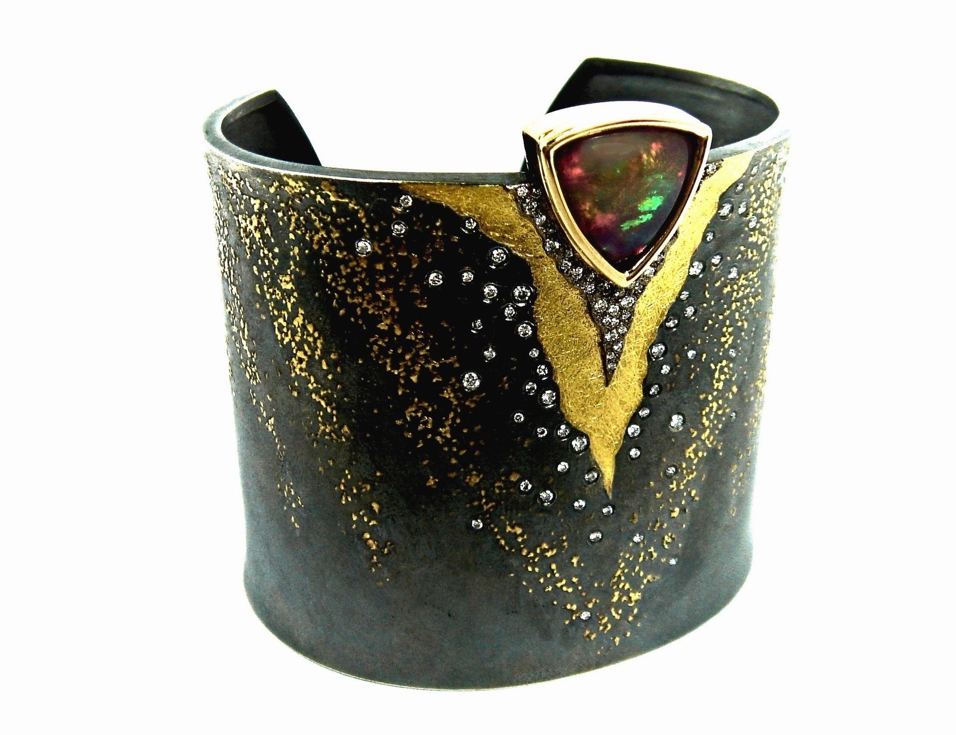 Schwarzes Keramik-Armband mit Goldsprenkeln und einem dreieckigen, mehrfarbigen Schmuckstein