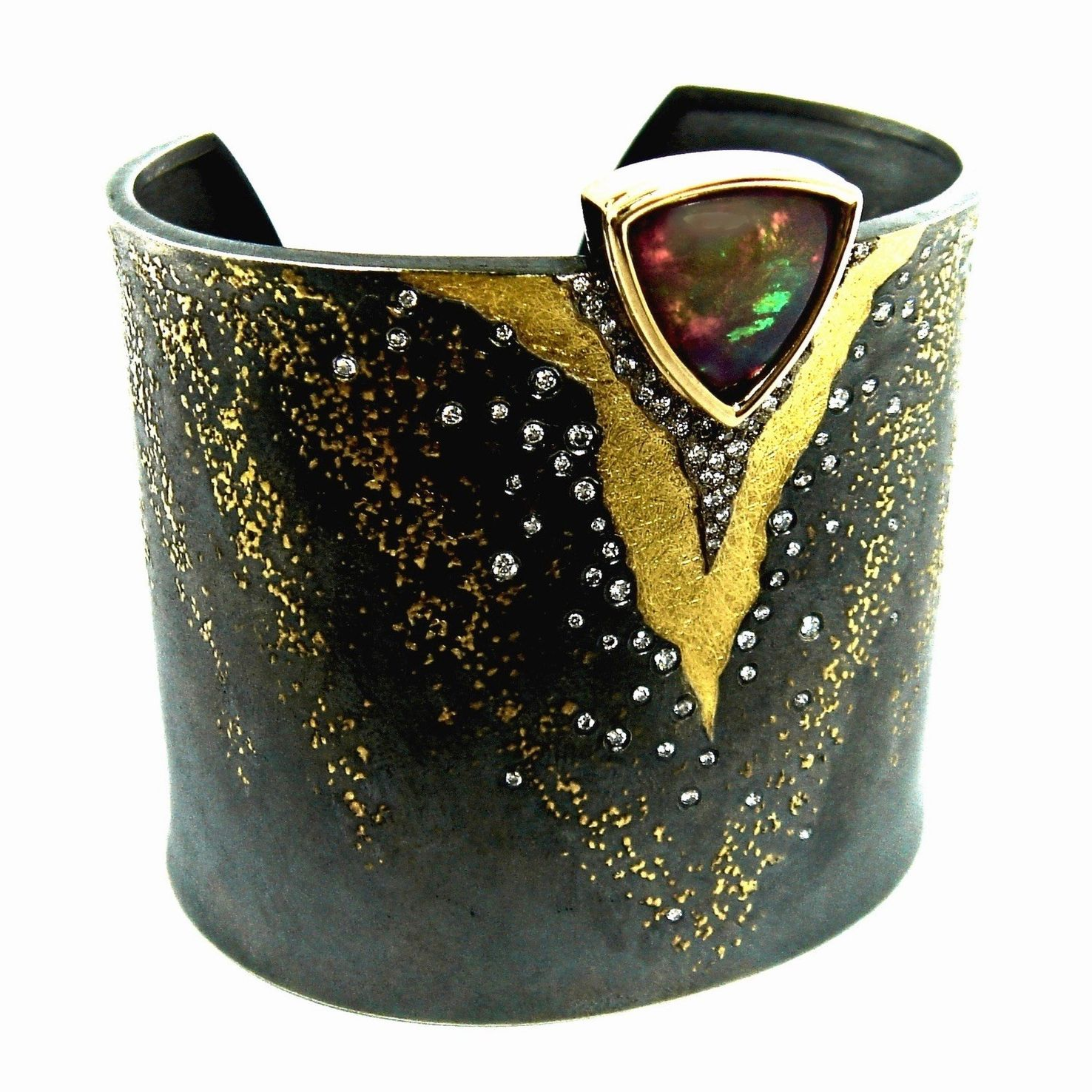Schwarzes Armband mit goldenen Sprenkeln und einem violetten Edelsteinakzent
