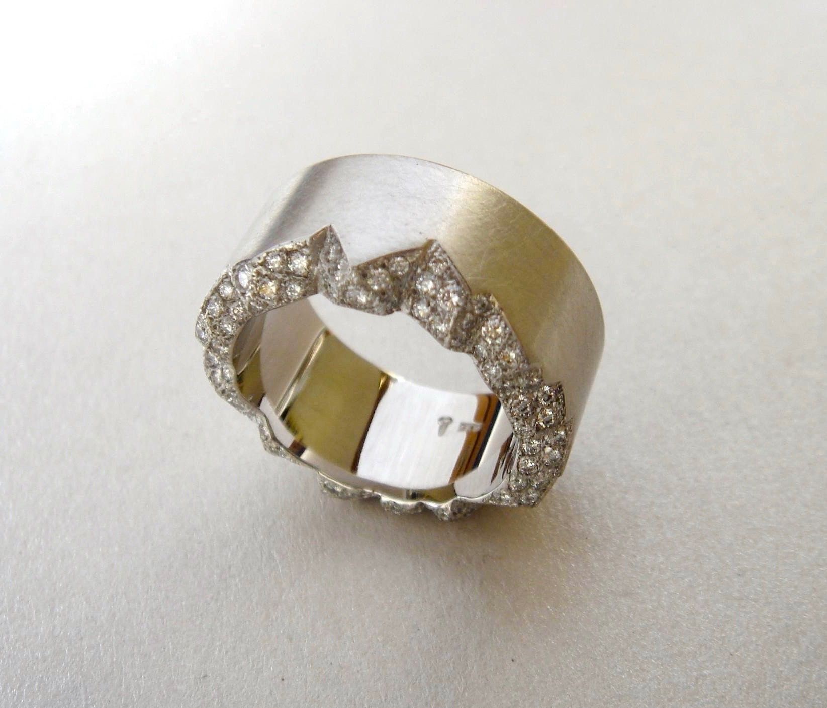 Silberring mit breitem Goldband und funkelndem, diamantbesetztem Ausschnitt