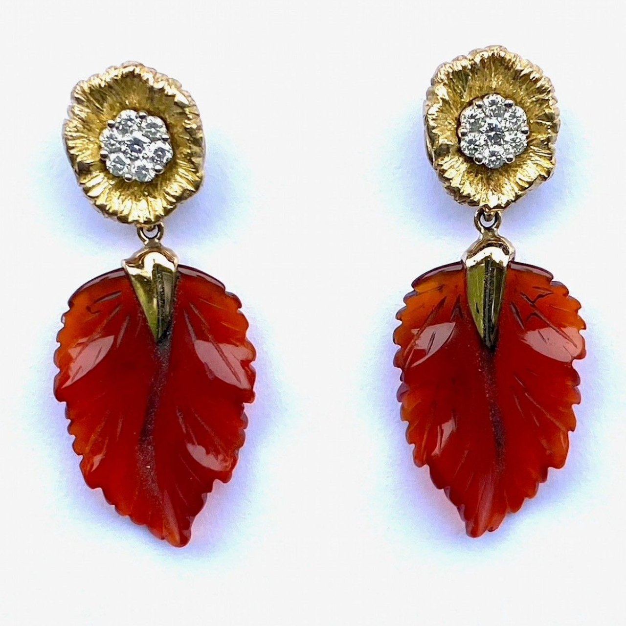 Paar rote, blattförmige Hängeohrringe mit goldenen und kristallenen Blütensteckern