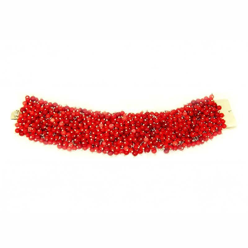 Rotes Perlenarmband mit goldenem Verschluss auf weißem Hintergrund