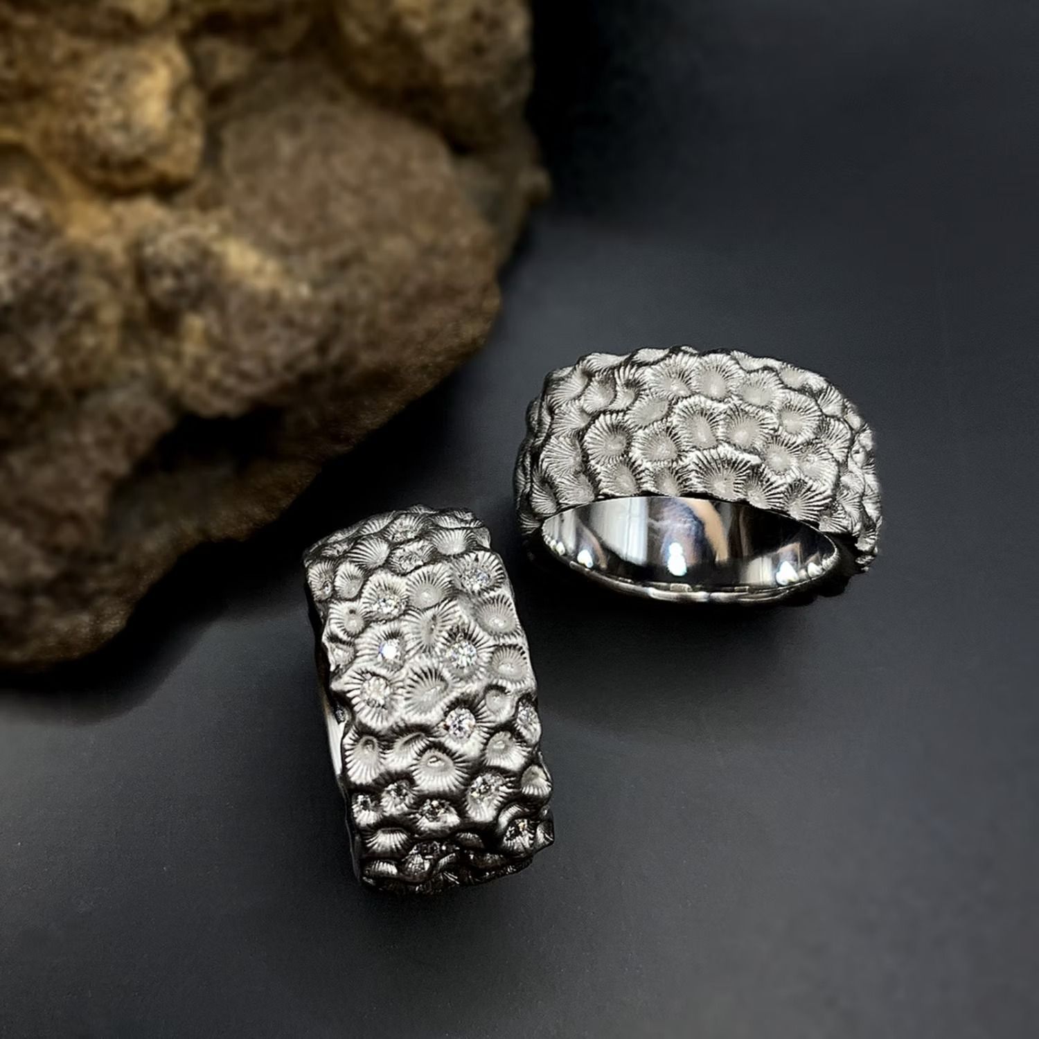 Meister der Schmuckreparatur arbeitet an einem Ring in Zürich