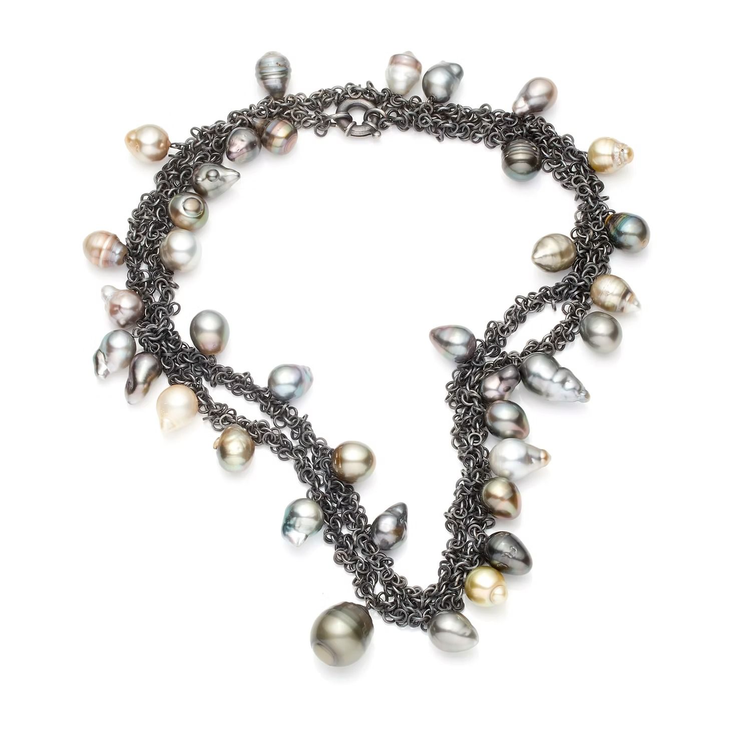 Schwarze Halskette mit baumelnden grauen, weißen und goldenen Perlen.