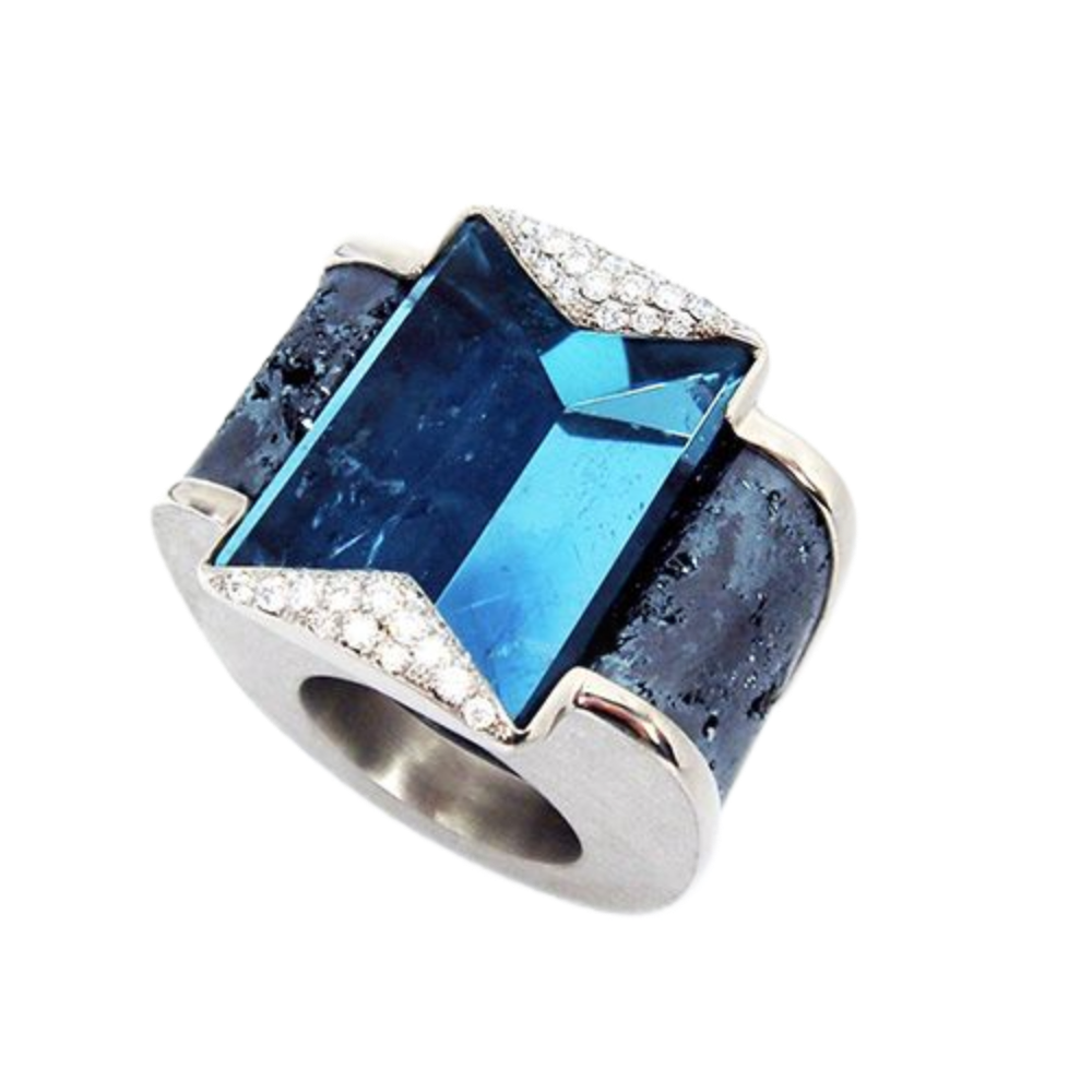 Silberring mit einem blauen facettierten Edelstein und kleinen klaren Seitensteinen