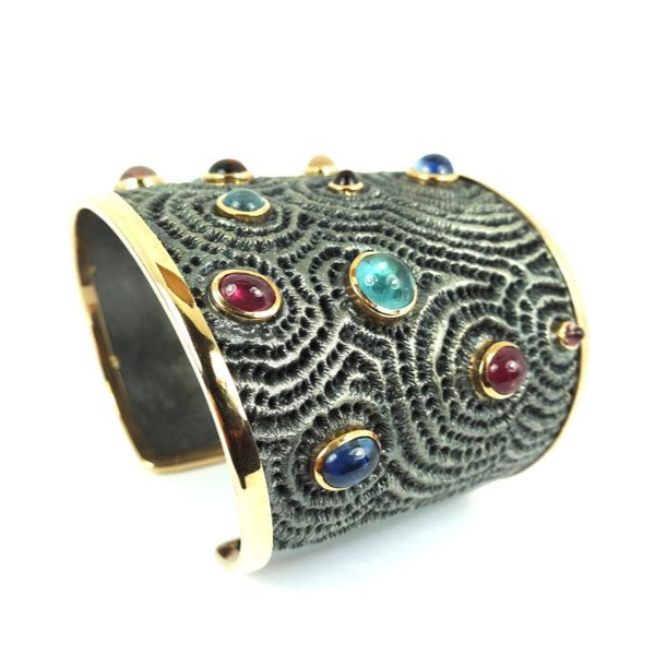 Silbernes Armband mit Schmucksteinen, geprägtem schwarzem Muster und mehrfarbigen Edelsteinen