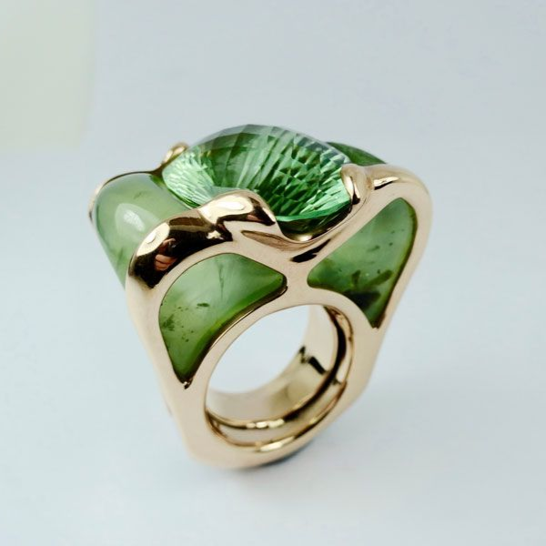 Abstrakter Ring in Grün und Gold mit strukturierter, skulpturaler Oberfläche