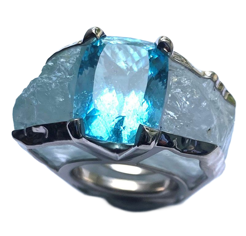 Blauer facettierter Edelsteinring mit großem, durchscheinendem Stein und Silberfassung