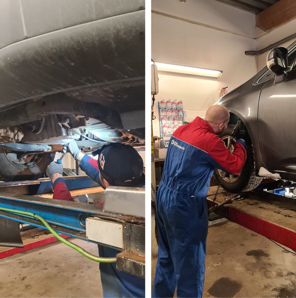 Sinisiin haalareihin pukeutunut mekaanikko työskentelee auton renkaan parissa autokorjaamolla