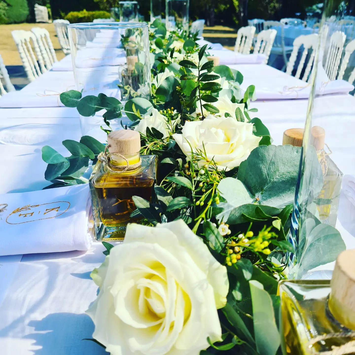 Chemin de table rose et feuillage