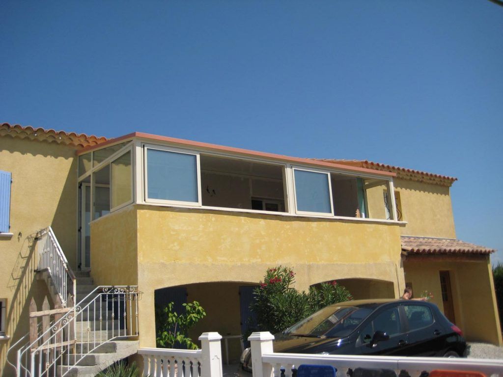 Une maison avec véranda