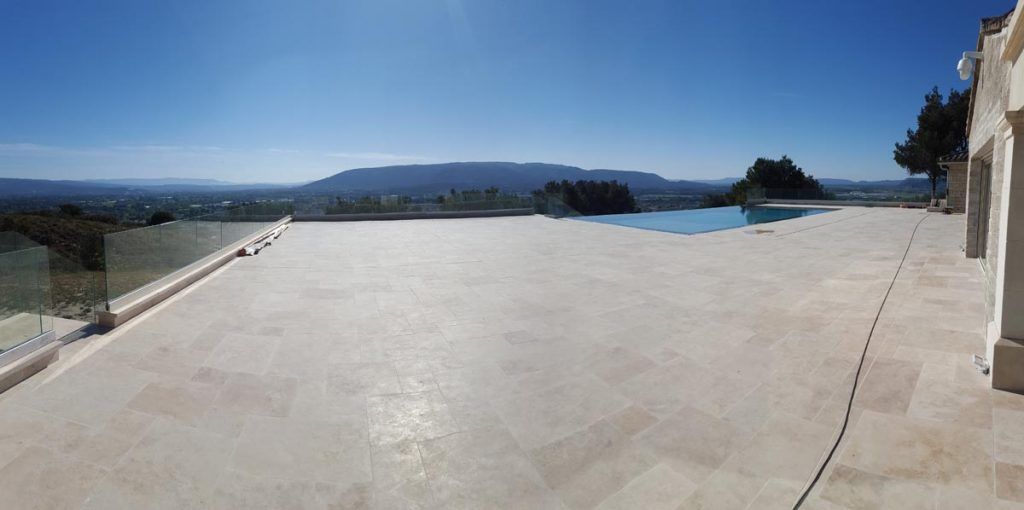 Piscine avec vue sur les montagnes