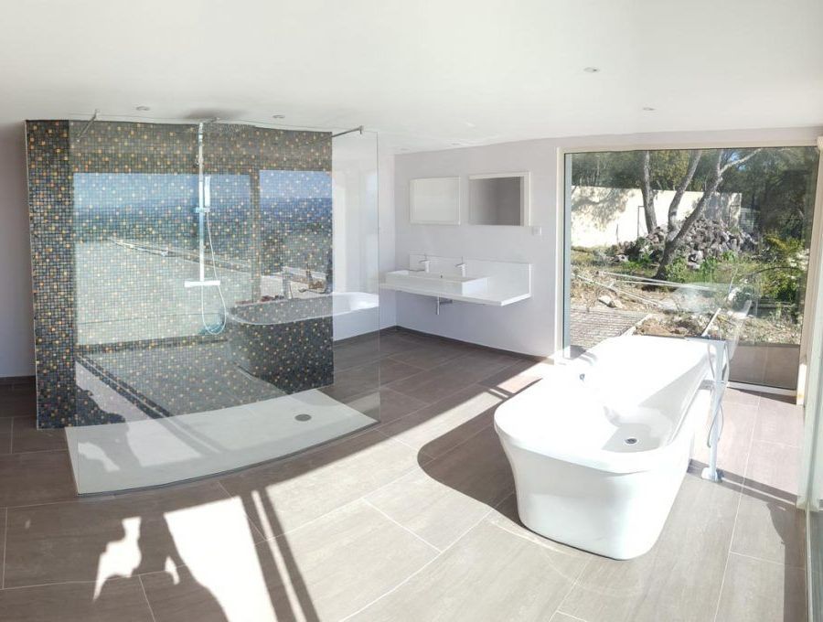 Une douche dans une salle de bains