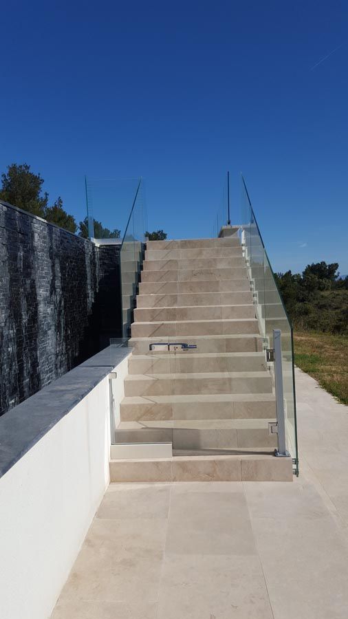 Escalier avec garde-corps en verre