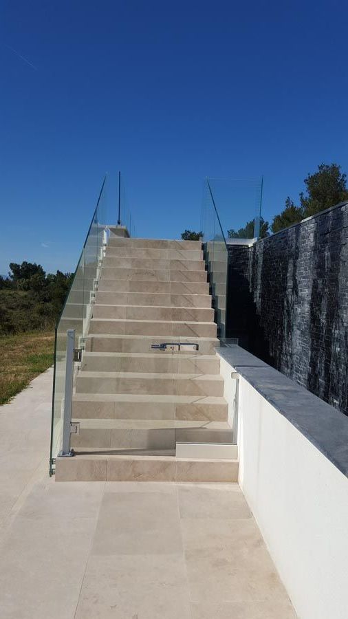 Escalier avec garde-corps en verre