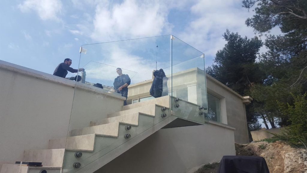 Escalier et garde-corps en verre
