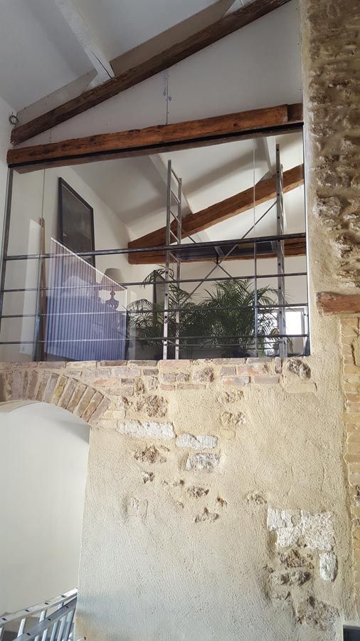 Mezzanine avec garde-corps