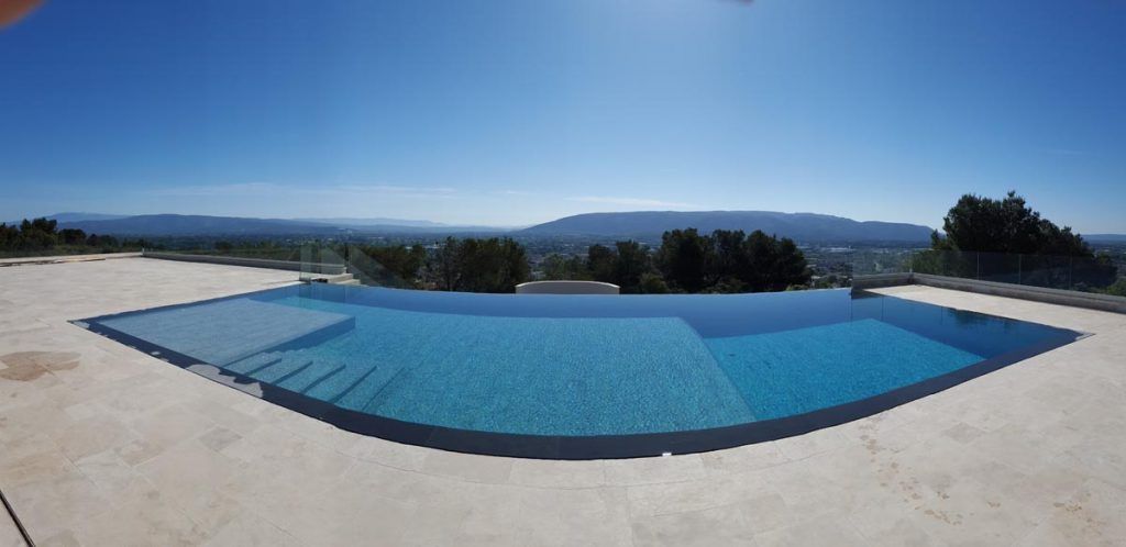 Une piscine avec vue sur les montagnes