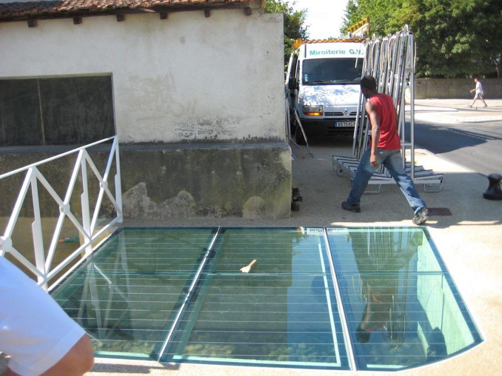 Des artisans installent une passerelle en verre