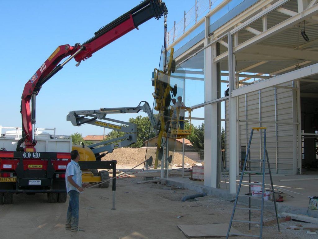 Installation d'une vitre avec une grue