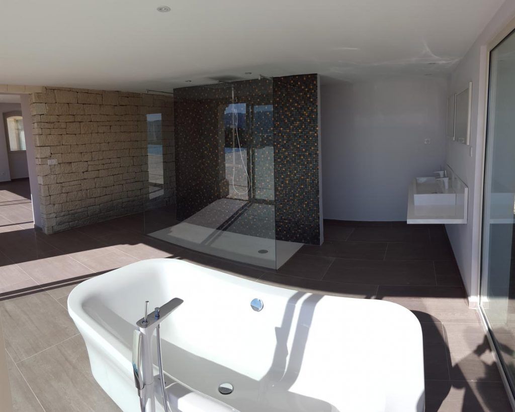 Baignoire dans une salle de bains