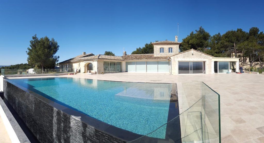 Une piscine avec terrasse en béton