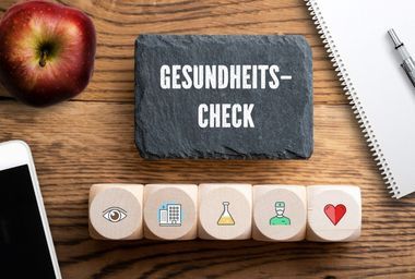 Arzt untersucht einen Patienten mit ausgestreckten Armen