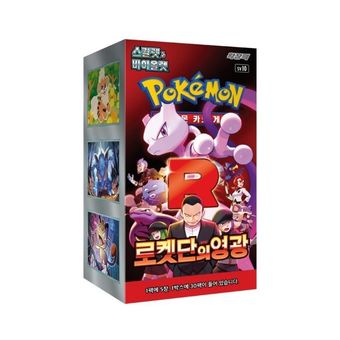 Caja de refuerzo coreana con temática de Pokémon con ilustraciones de Mewtwo y el Equipo Rocket en un paquete negro y rojo.