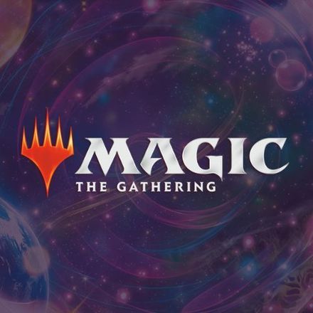 Logotipo de Magic: The Gathering sobre un fondo de galaxia púrpura con estrellas en espiral y anillos brillantes.
