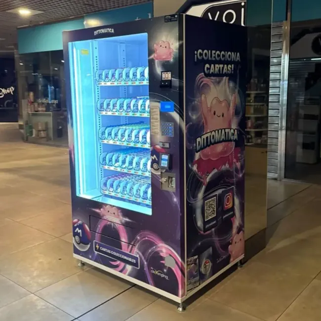 Máquina expendedora iluminada con bebidas iluminadas en azul y un colorido anuncio italiano en el pasillo
