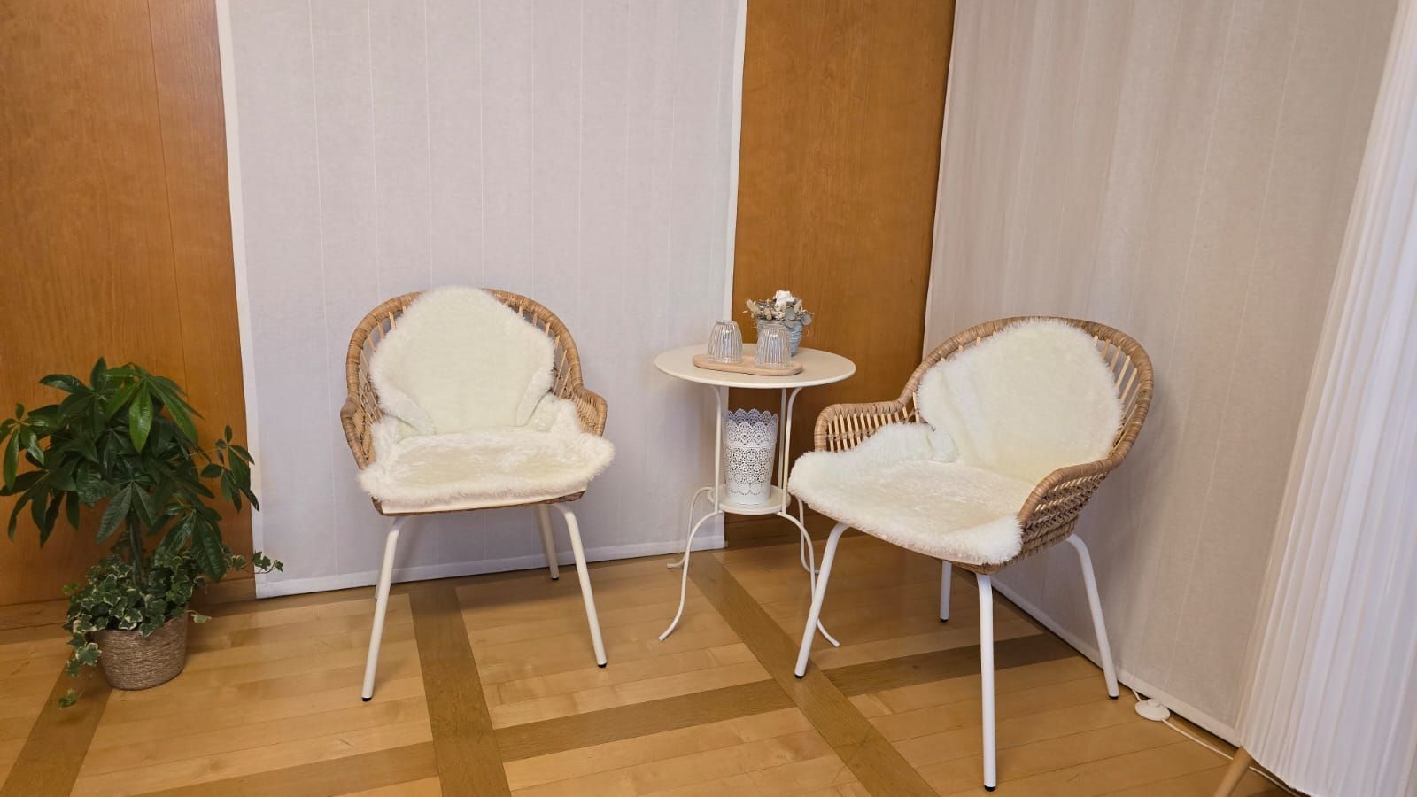 Im Zimmer befinden sich zwei Stühle und ein Tisch.