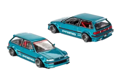Zwei Spielzeugautos stehen nebeneinander auf einem weißen Hintergrund.
