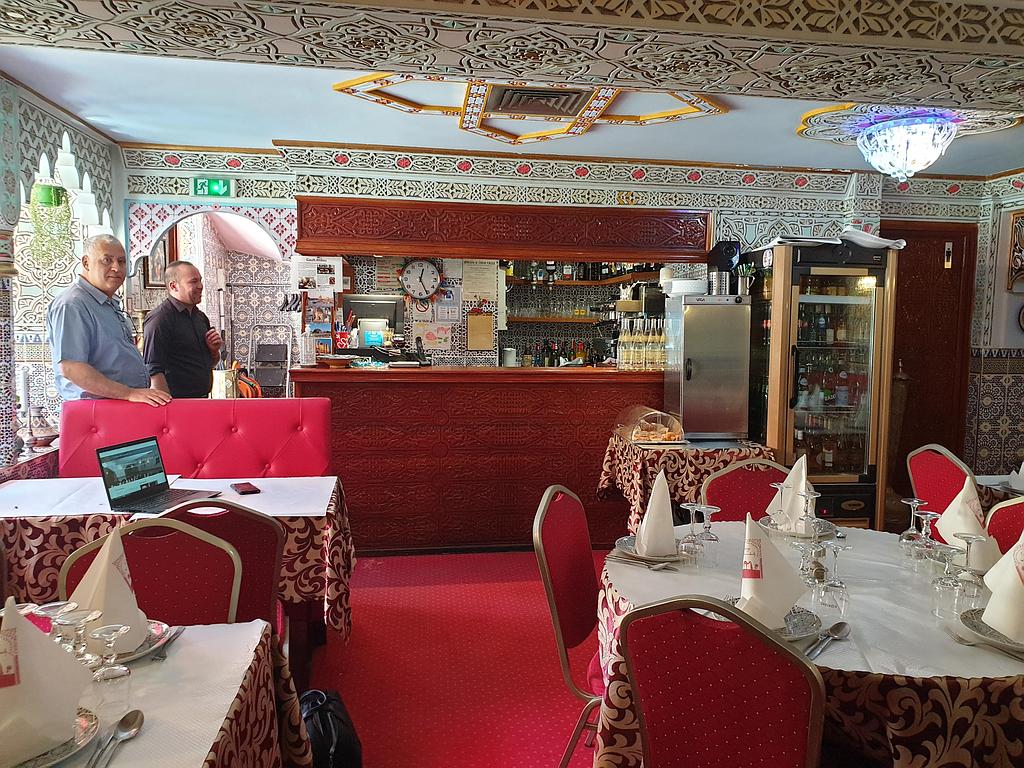 Salle et comptoir du restaurant