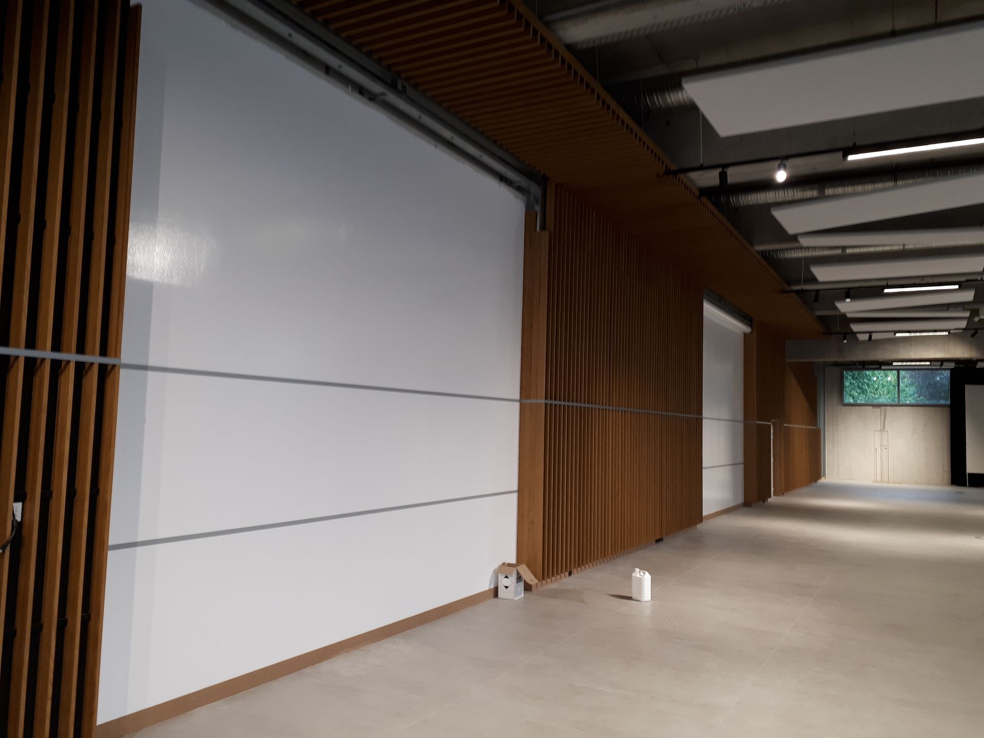 Mur blanc et poteaux de bois dans hall