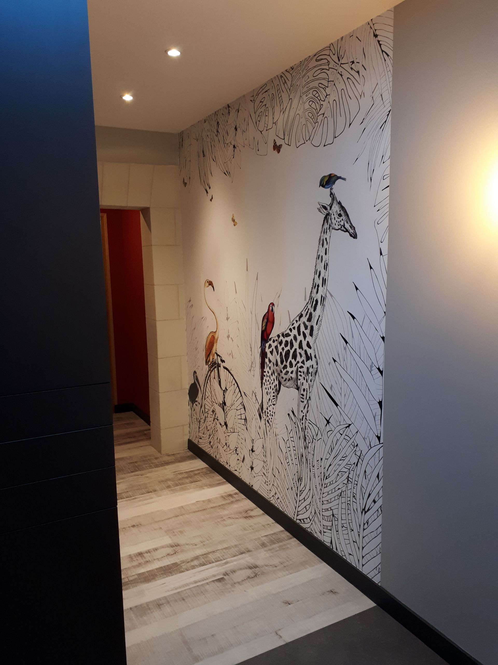 Papier peint sur mur représentant une girafe, un perroquet et un flamant rose