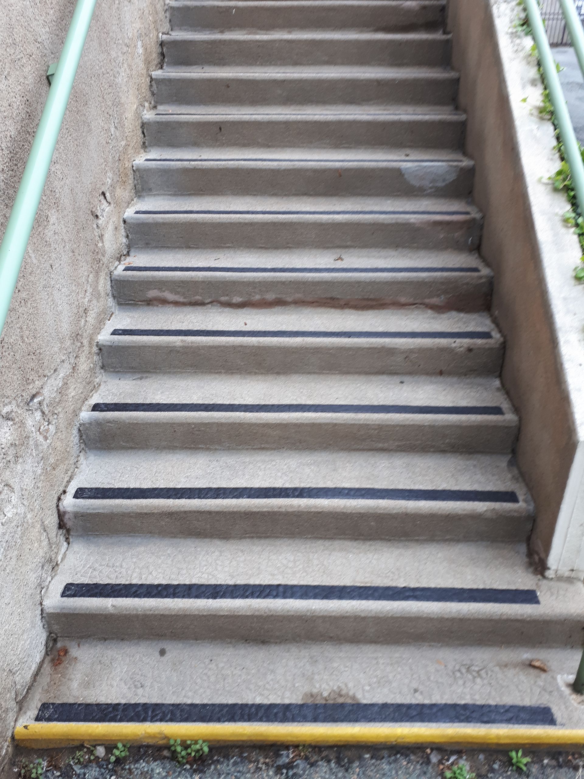 Bande anti-dérapante noire sur escalier extérieur