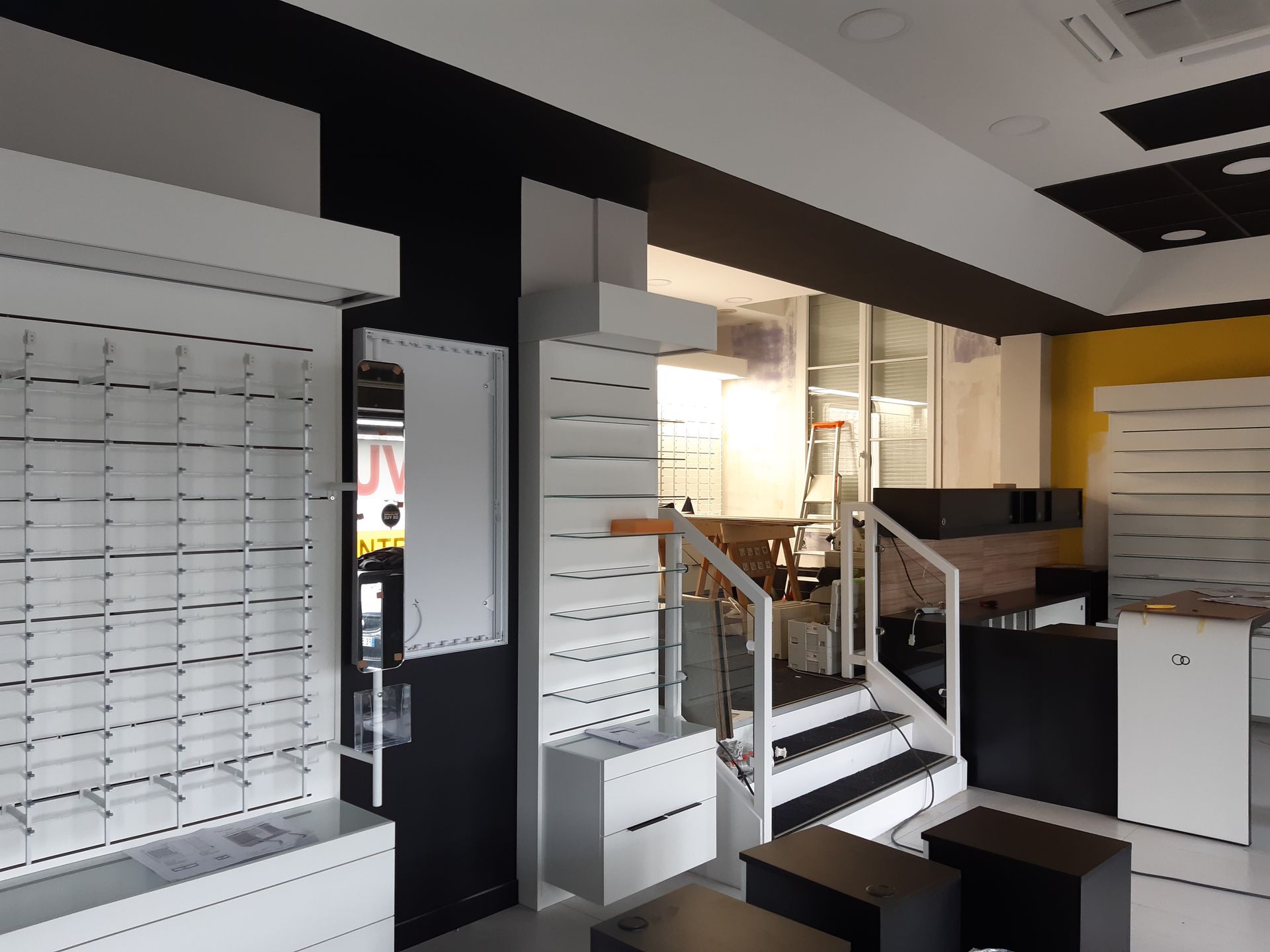 Présentoirs blancs de magasin