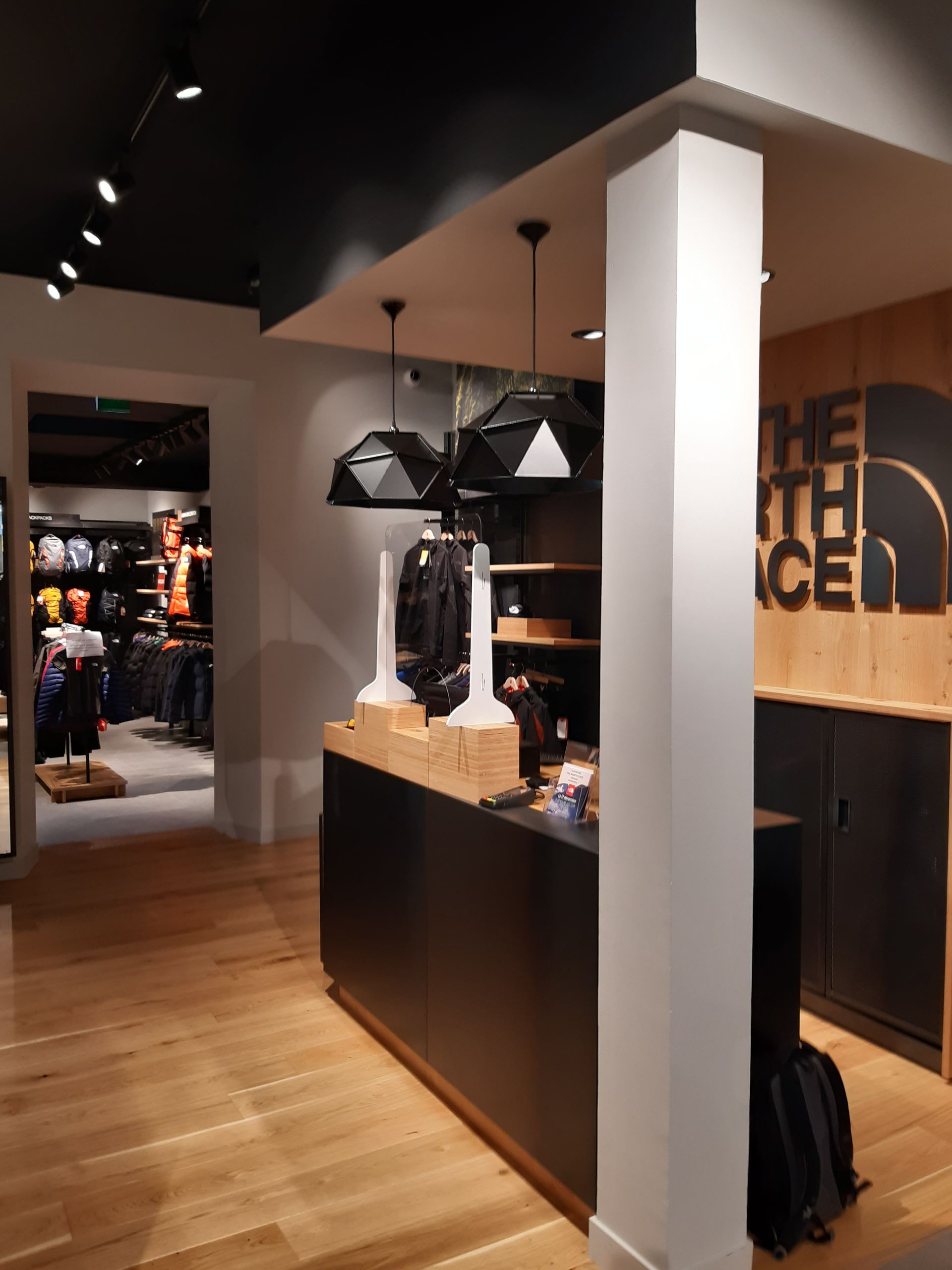 Photo de magasin de The North Face avec îlot de vente
