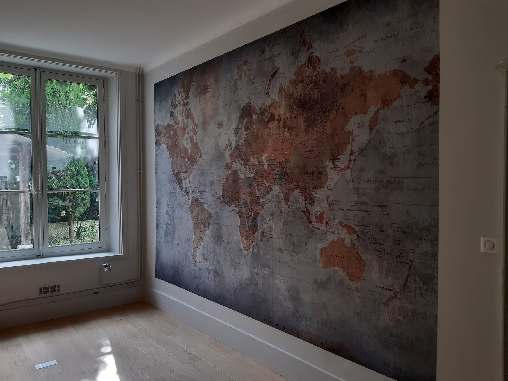 Papier peint sur mur représentant la carte du monde avec l'Europe au centre