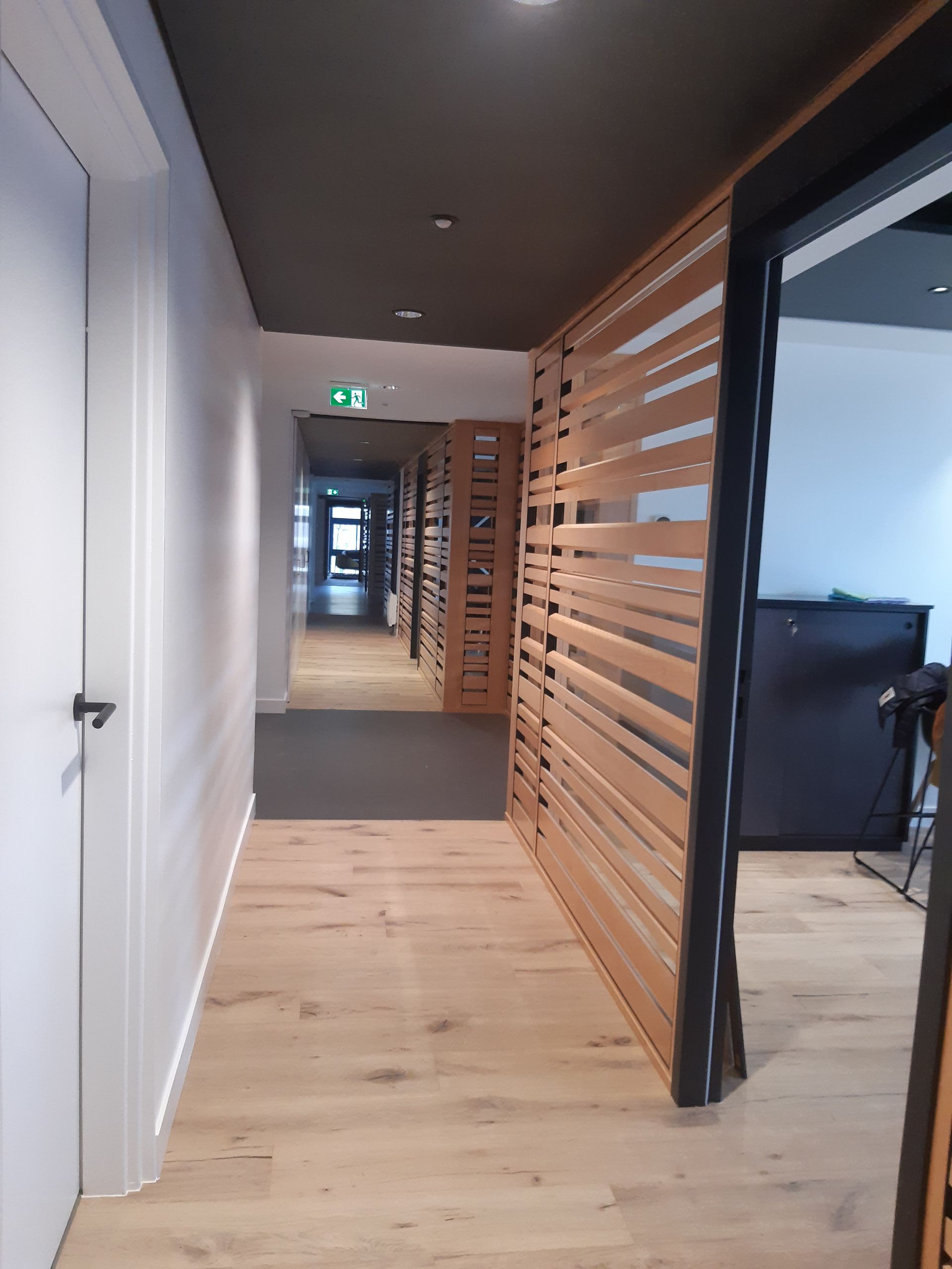 Planche de bois servant de séparation pour bureau