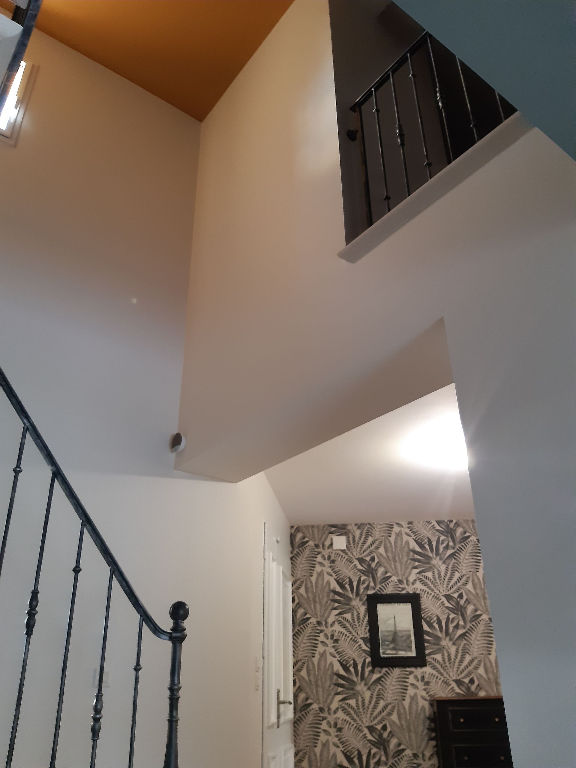 Photo d'un mur blanc séparé pour mettre un emplacement d'escalier