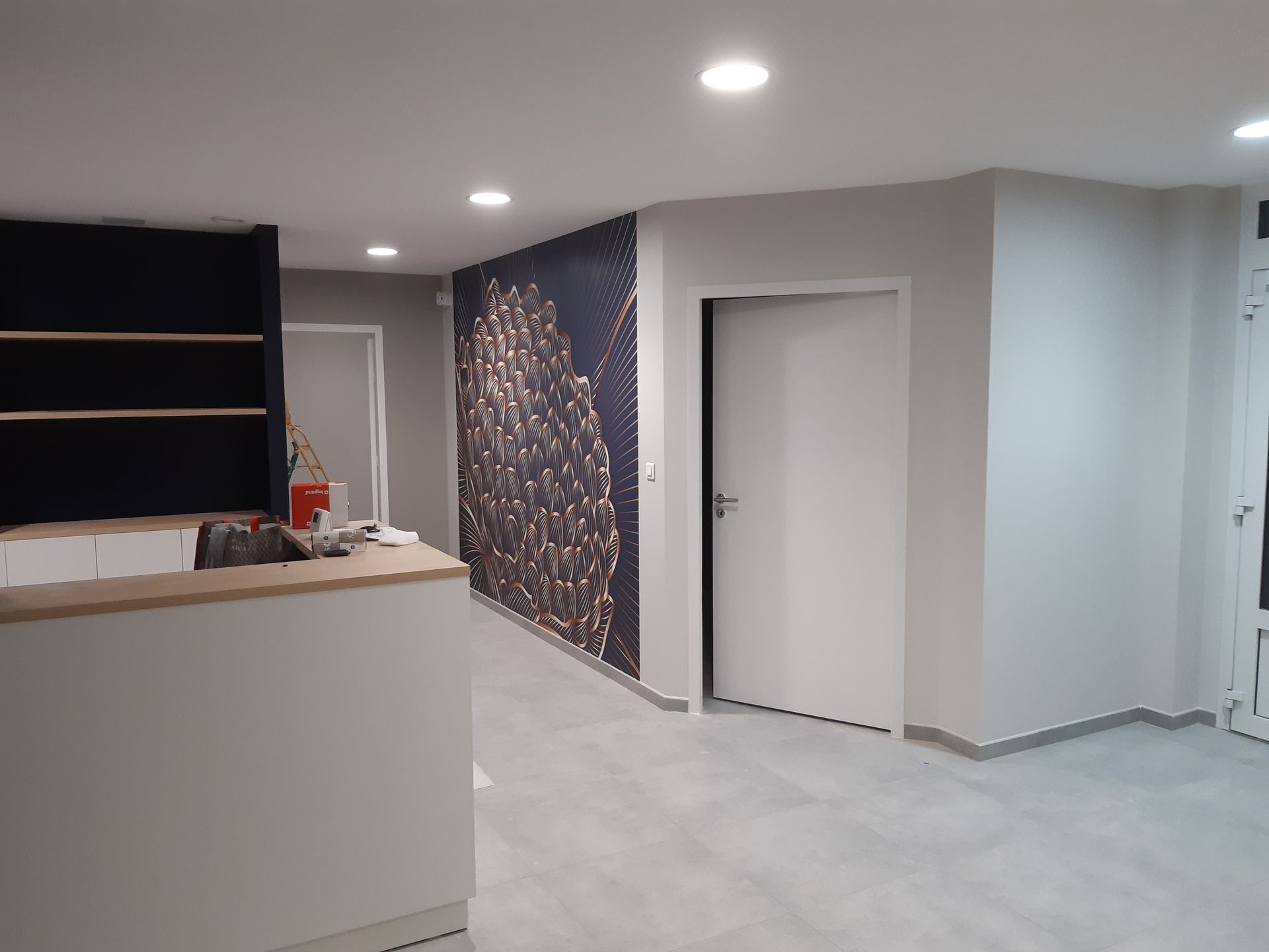 Salle d'entrée d'un établissement médical avec porte blanche