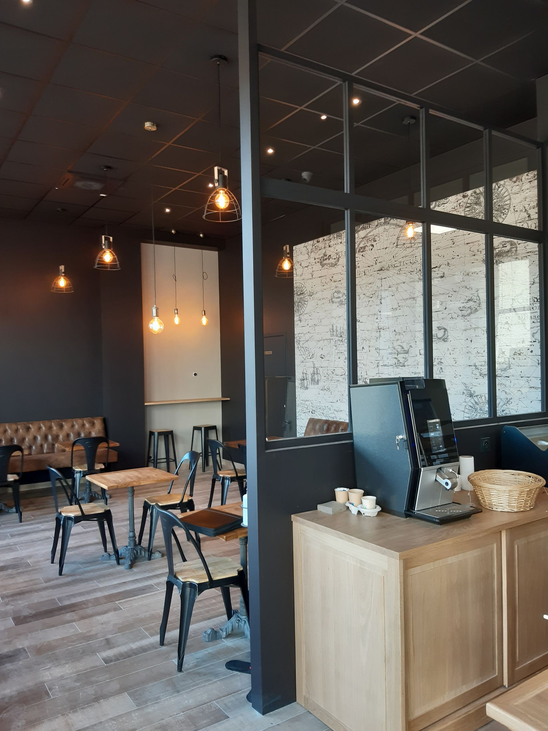 Restaurant refait à neuf avec machine à café, tables et chaises