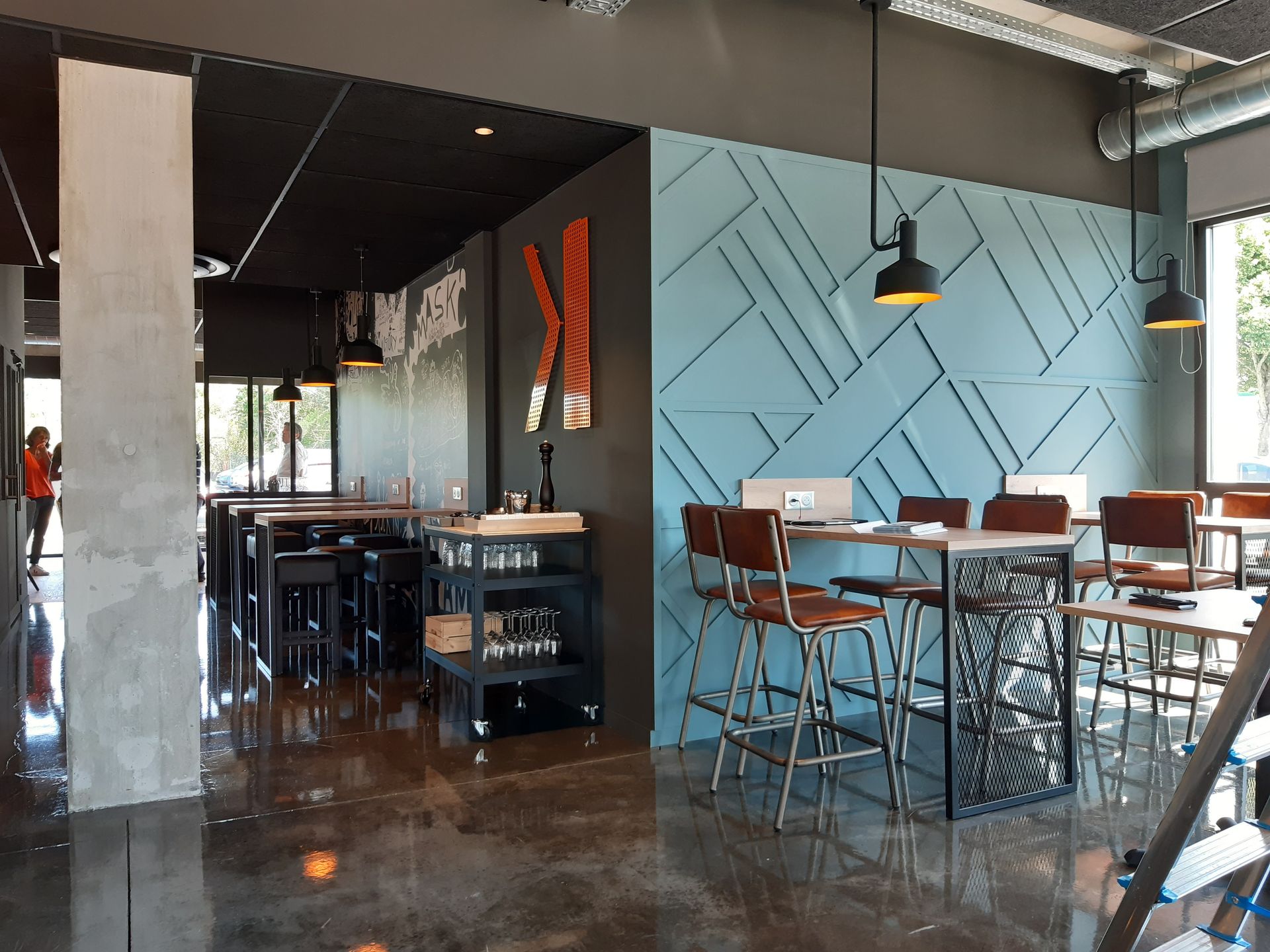 Intérieur de restaurant avec chaises et tables hautes