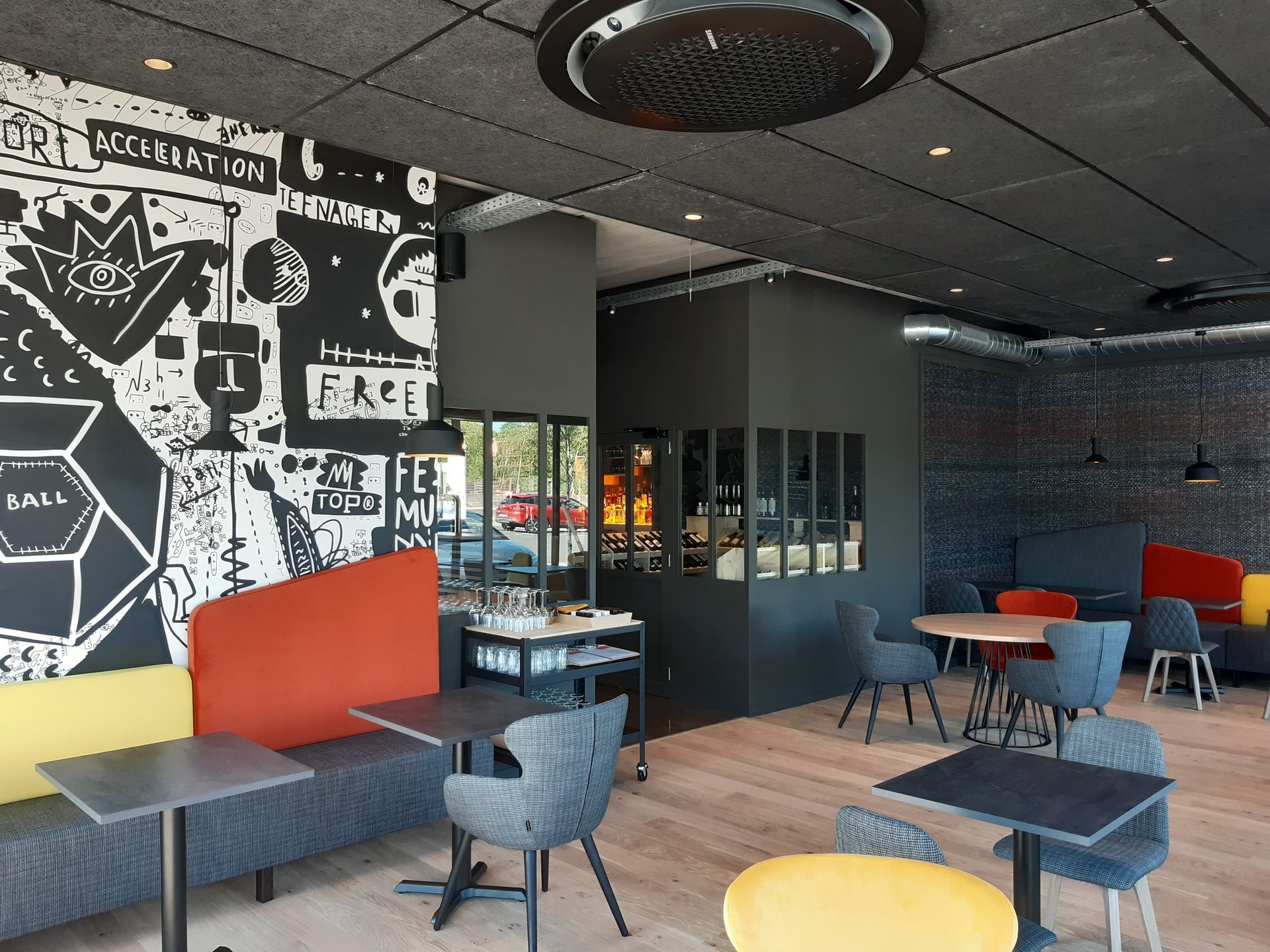 Intérieur de bar design avec mur noir et installations design