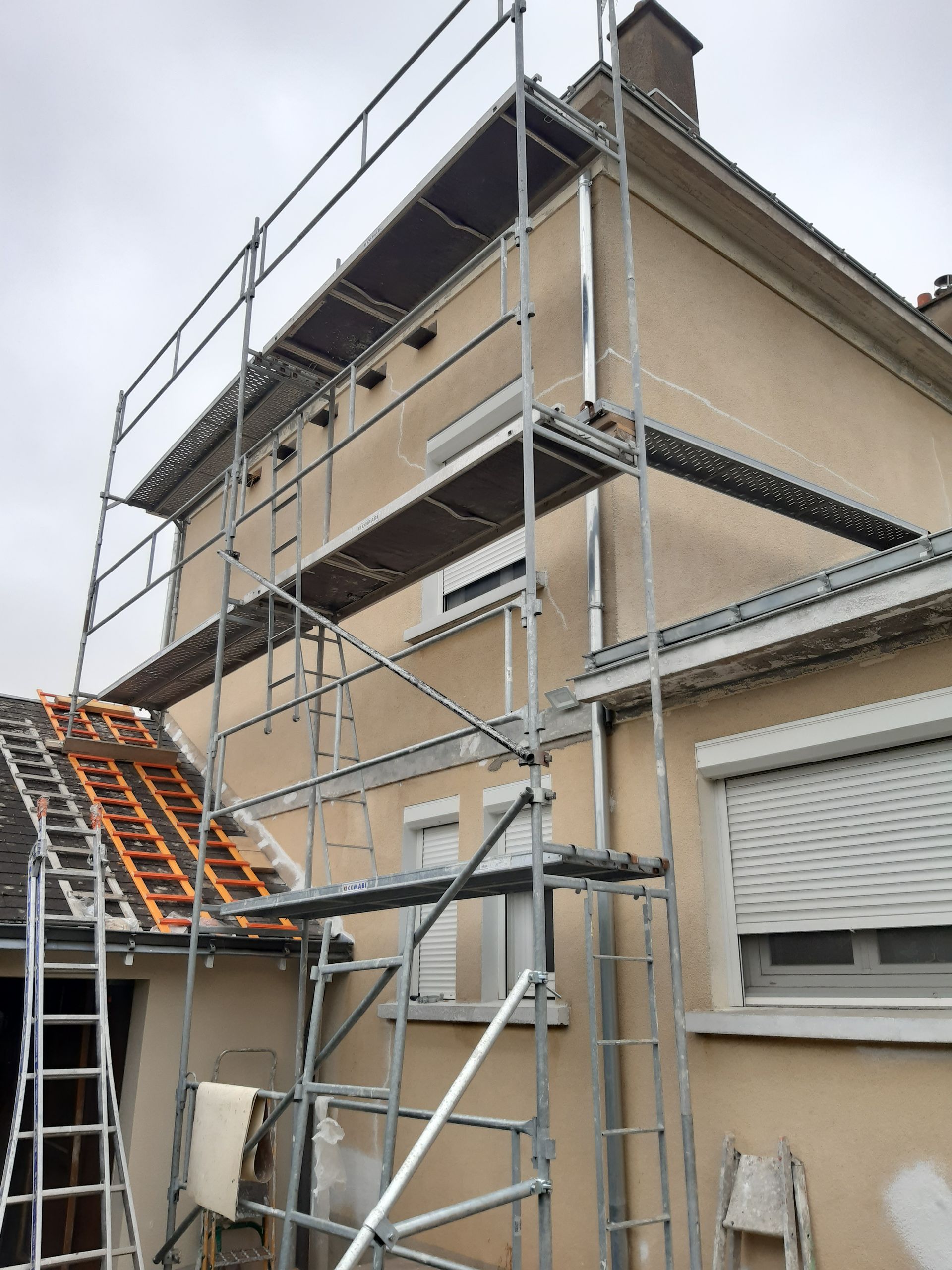 Échafaudage devant maison en pleine rénovation