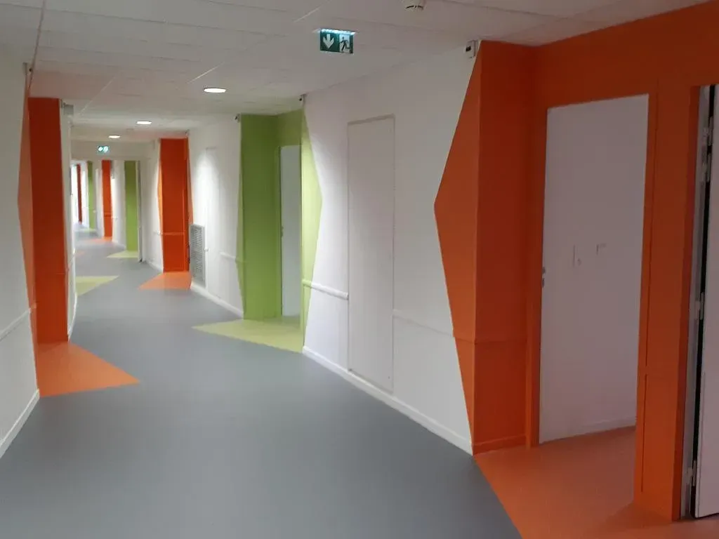 couloir avec murs blancs