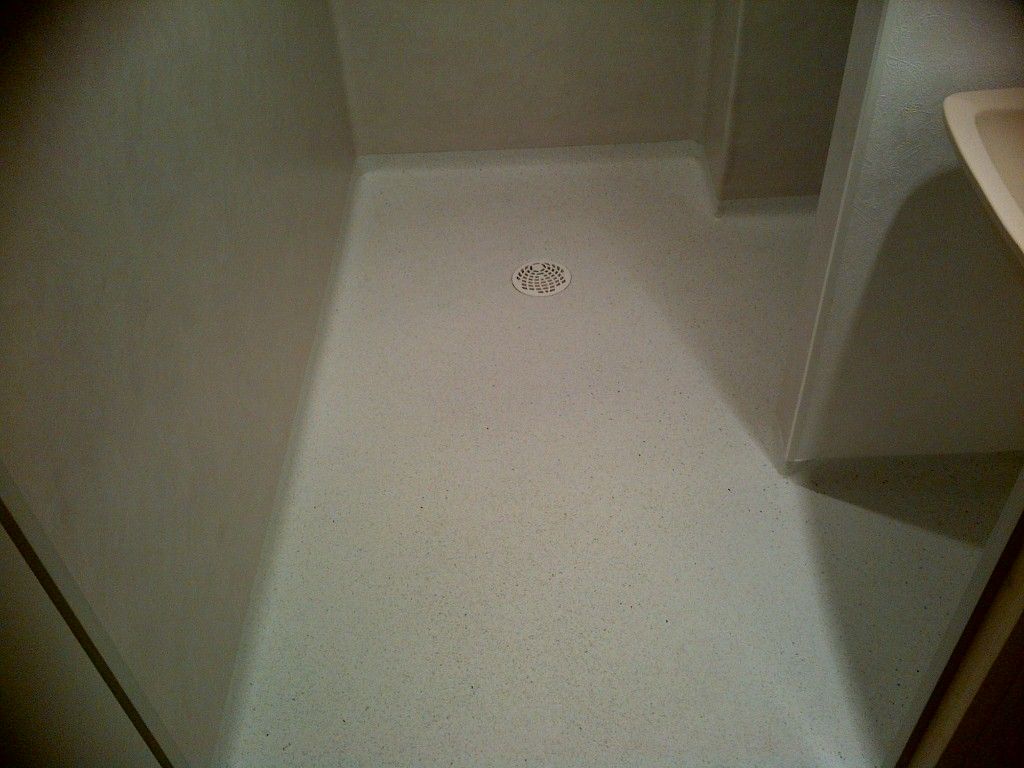 Photo du sol d'une salle de bain en PVC