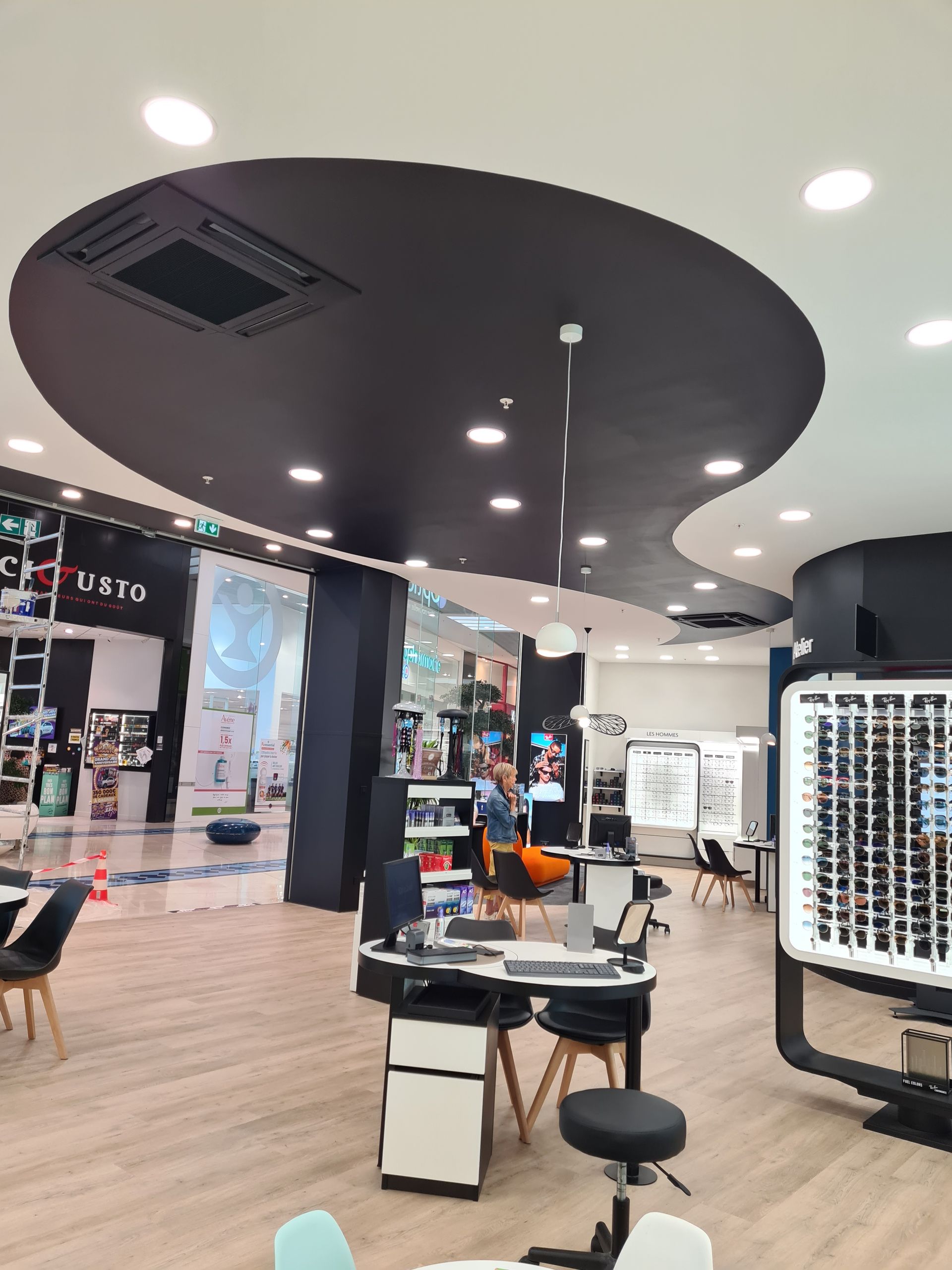 Magasin d'opticien avec plafond avec forme noire dessus
