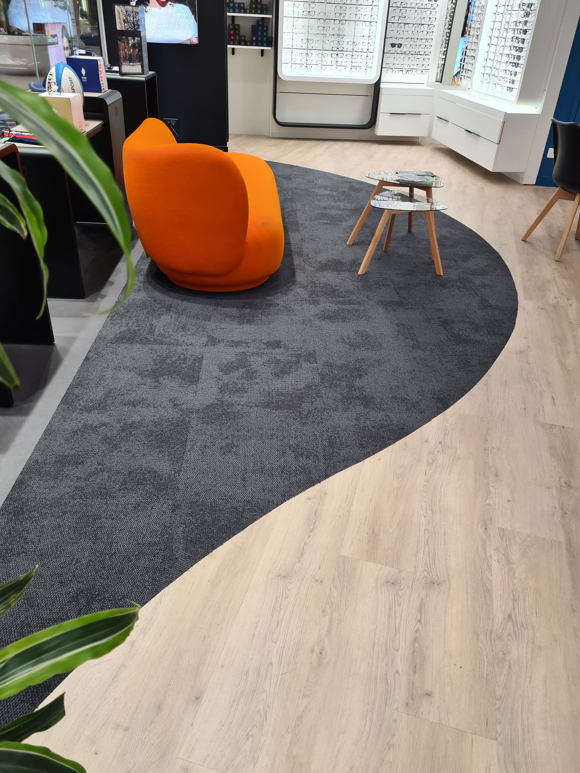 Gros plan sur moquette au sol et de revêtement de sol PVC effet bois